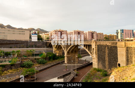 Eine steinerne Bogenbrücke über den Barranco de Santos trennt die Santa Cruz de Tenerife, Kanarische Inseln, Spanien Stockfoto