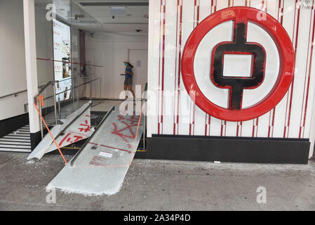 Hongkong, China. 05 Okt, 2019. Ein vandalized Bank of China Niederlassung in Mong Kok ein Tag nach Hong-Kong Regierung aufgerufen Notstandsgesetze Masken auf Demonstrationen zu verbieten, eine direkte Haltung gegen Demonstranten in Hongkong. Credit: SOPA Images Limited/Alamy leben Nachrichten Stockfoto