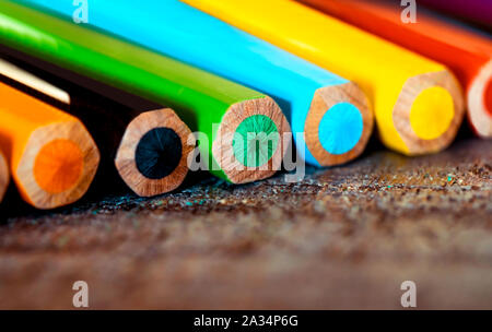 Viele bunte Bleistifte, abstrakte Kunst Hintergrund, verschiedenen bunten hölzernen Bleistifte, modernste technische Ausstattung, zurück in die Schule Konzept Stockfoto