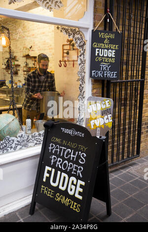 Fudge Shop Verkauf von Handgefertigten/handgemachte Fudge rund um Weihnachten/Xmas am Fudge Patch speichern in Greenwich Market. Großbritannien (105) Stockfoto