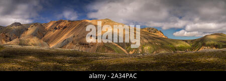 Panoramablick auf bunten vulkanischen landmannalaugar Berg. Island Stockfoto