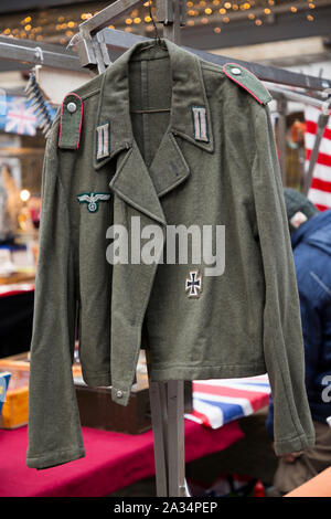 Erinnerungsstücke aus dem Zweiten Weltkrieg/Zweiten Weltkrieg Uniform eines deutschen Nazi Streitkräfte Mitglied. Greenwich Market zu Weihnachten. Greenwich, London. Großbritannien (105) Stockfoto