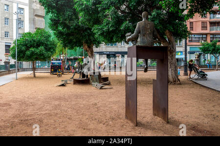 Eine culptural Gruppe "Mut" auf der Prince's Square von Asturien, Santa Cruz de Tenerife, Kanarische Inseln, Spanien installiert Stockfoto