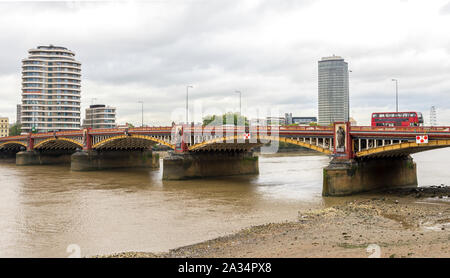 London Double Decker Bus rot, überqueren Sie die Vauxhall Bridge über die Themse, London, England Stockfoto