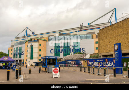 Eingang im Stamford Bridge Stadion mit einem merchendizing Kiosk, London, England Stockfoto