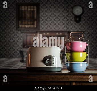 Bunte tiffin Träger und Toaster auf Holzschrank mit Vintage Innenraum Stockfoto