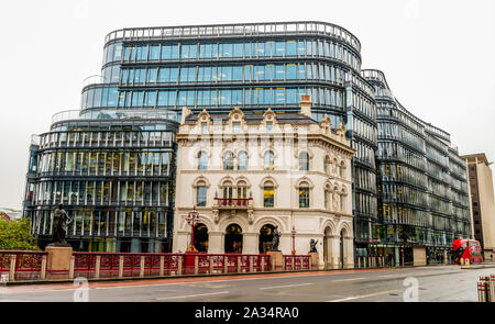 Moderne Bürogebäude neben den alten und historischen auf Holburn Viadukt, Central London Stockfoto