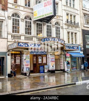 Eingang zum Vaudeville Theater auf dem Strang in West End Viertel, London, Vereinigtes Königreich Stockfoto