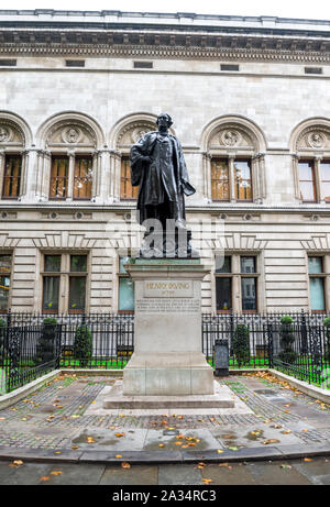Eine Statue von Henry Irving vor der National Gallery am Trafalgar Square, London, Vereinigtes Königreich Stockfoto
