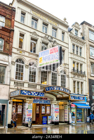 Eingang zum Vaudeville Theater auf dem Strang in West End Viertel, London, Vereinigtes Königreich Stockfoto