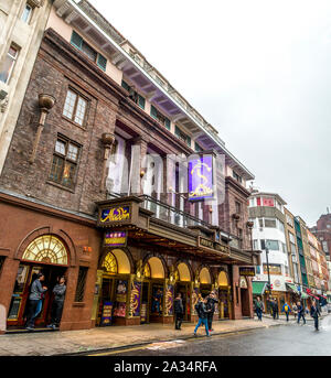 Old Compton Street und Prince Edward Theatre im West End Viertel, London, Vereinigtes Königreich Stockfoto