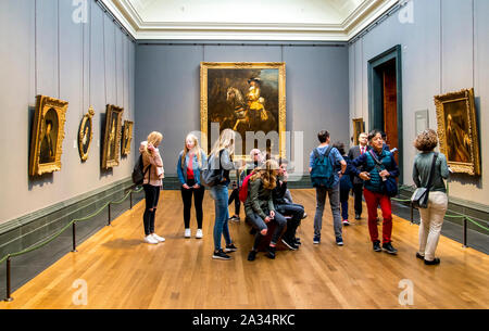 Touristen besuchen Sie eines der Zimmer im National Portrait Gallery, London, Vereinigtes Königreich Stockfoto