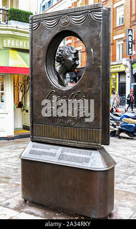 Vorderansicht des Agatha Christie Memorial in London City Center, United Kingdom Stockfoto