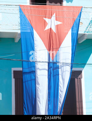 Eine kubanische Flagge hängt außerhalb eines Hauses in Trinidad, Kuba. Stockfoto
