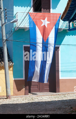 Eine kubanische Flagge hängt außerhalb eines Hauses in Trinidad, Kuba. Stockfoto