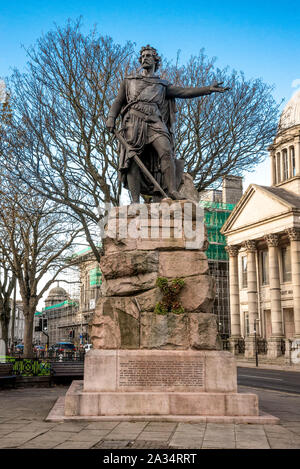 William Wallace Monument vor Seiner Majestät Theater im Stadtzentrum von Aberdeen, Schottland Stockfoto