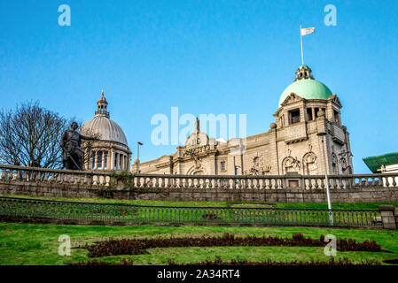 Ein Blick auf Seine Majestät Theater und William Wallace Statue aus Union Terrace Gardens, Aberdeen, Schottland Stockfoto