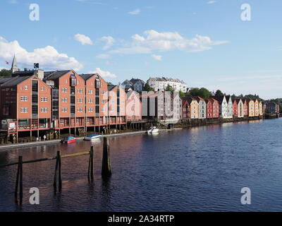 Hafen und bunten Häusern am Fluss Nidelva in europäischen Stadt Trondheim in Norwegen Stockfoto