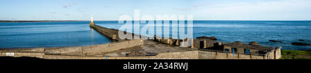 South breakwater Leuchtturm und einem stacheldraht Mauer verhindert, Eintritt zum öffentlichen, Aberdeen, Schottland Stockfoto