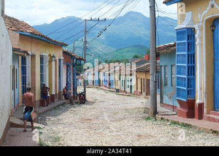 Bunte Wände, Sonnenschein und Schatten auf den Straßen von Trinidad, Kuba Stockfoto