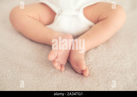 Beine von New Born Baby ist sleepin auf dem Bett. Stockfoto