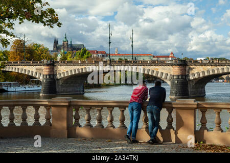 Herbstnachmittag auf Moldau in Prag, Tschechien. Stockfoto