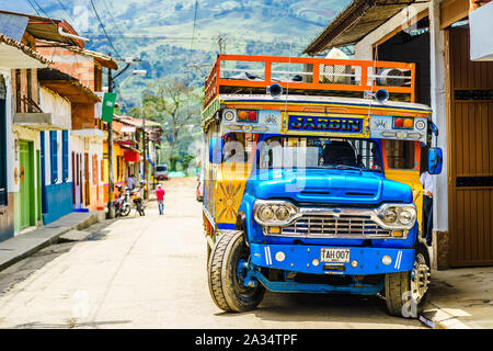 Blick auf die typischen bunten Chicken Bus im Jardin, Antioquia, Kolumbien, Südamerika am 27. März 2019 Stockfoto