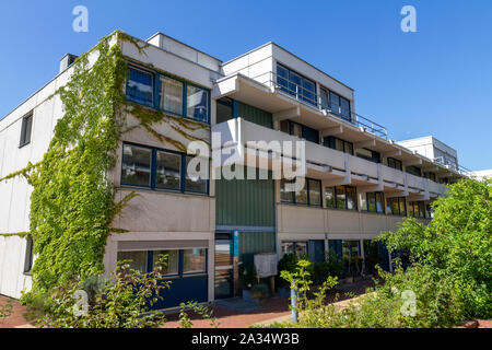 Balkon und Dachbereich der Connollystraße 31, Ort der Belagerung des Münchner Massakers während der Olympischen Sommerspiele 1972 in München. Stockfoto