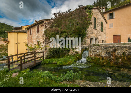 Blick auf Rasiglia, ein mittelalterliches Dorf das kleine Venedig in Umbrien, Italien Stockfoto