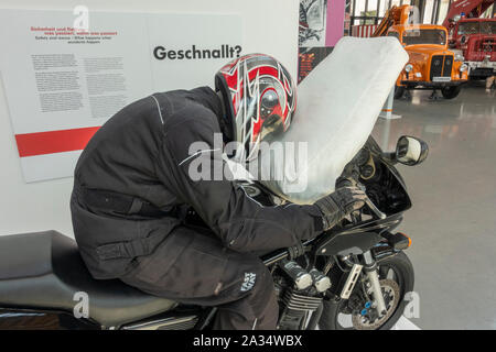 Ein Motorrad mit Airbag nach Crash Test im Deutschen Museum Verkehrszentrum (Deutsch Transport Museum), München, Deutschland. Stockfoto