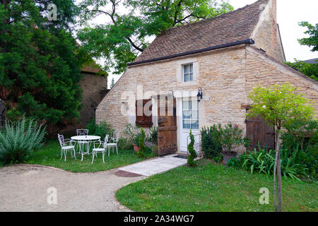 Kleine europäische Landhaus Innenhof mit Pflasterung und gemütliche Terrasse im grünen Garten mit Gartenmöbel lounge Gruppe mit Vintage Metall wh Stockfoto