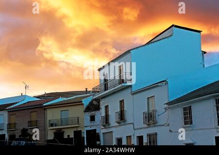 Urbane Aussicht bei Sonnenuntergang, Alameda, Provinz Malaga, Andalusien, Spanien, Europa. Stockfoto