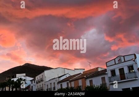 Urbane Aussicht bei Sonnenuntergang, Alameda, Provinz Malaga, Andalusien, Spanien, Europa. Stockfoto