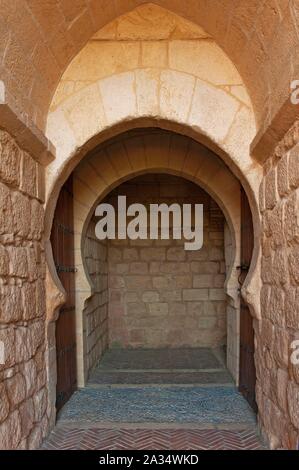 Alcazaba - Tor, La Mota Festung, Alcala la Real, Jaen - Provinz, Andalusien, Spanien, Europa. Stockfoto