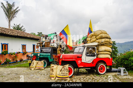 Willy Jeep im Dorf Salento neben dem Tal des Salento Kolumbien Stockfoto