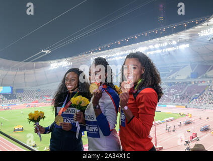Doha, Katar. Okt, 2019 03. Durch Mujinga KAMBUNDJI (SUI/Platz 3), Sieger Dina ASHER - SMITH (GBR/1. Platz), Brittany Braun (USA/Platz 2) mit Frauen Siegerehrung 200m, am 03.10.2019 Leichtathletik WM 2019 in Doha/Katar, vom 27.09. - 10.10.2019. | Verwendung der weltweiten Kredit: dpa/Alamy leben Nachrichten Stockfoto