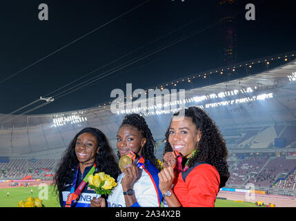 Doha, Katar. Okt, 2019 03. Durch Mujinga KAMBUNDJI (SUI/Platz 3), Sieger Dina ASHER - SMITH (GBR/1. Platz), Brittany Braun (USA/Platz 2) mit Frauen Siegerehrung 200m, am 03.10.2019 Leichtathletik WM 2019 in Doha/Katar, vom 27.09. - 10.10.2019. | Verwendung der weltweiten Kredit: dpa/Alamy leben Nachrichten Stockfoto