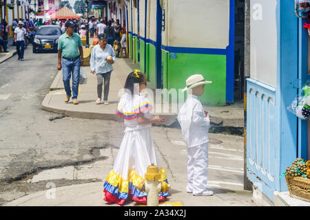 Kinder gekleidet mit traditionellen kolumbianischen Kostüme im Salento, Kolumbien Stockfoto