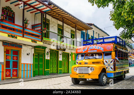 Blick auf die typischen bunten Chicken Bus im Jardin, Antioquia, Kolumbien, Südamerika am 27. März 2019 Stockfoto