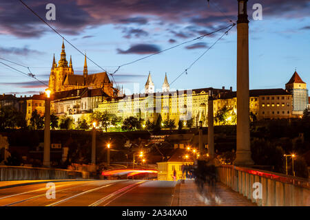 Nacht fällt bei Hradcany Castle in Prag. Stockfoto