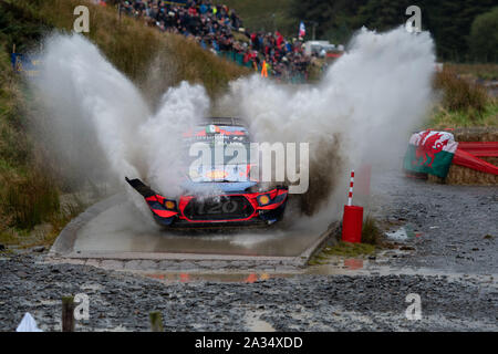 Hafren, UK. 05 Okt, 2019. SS 13 Süße Lamm Hafren, Wales Rally GB 2019 Stufe 13: Craig BREEN & Co Fahrer Paul NAGLE im HYUNDAI i20 Hyundai Coupé WRC für Shell Mobis World Rally Team im Wettbewerb, um das Wasser Splash Hit auf der SS13 mit Schäden an der Vorderseite des Autos. Quelle: News Images/Alamy leben Nachrichten Stockfoto