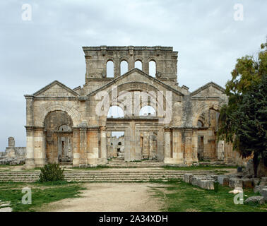 Syrien. Die Kirche von St. Simeon Stylites (476-491). Südfassade. In der Nähe von Aleppo. (Foto vor dem syrischen Bürgerkrieg). Stockfoto