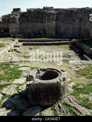 Syrien. Alter Orient. Phönizier. Ugarit (Ras Shamra). Alte Stadt, in der 6000 v. Chr. gegründet und 1190 v. Chr. aufgegeben. Ruinen. Blick auf einen Brunnen. (Foto vor dem syrischen Bürgerkrieg). Stockfoto