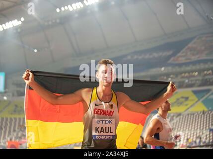 Jubel Sieger Niklas Kaul (Deutschland/Platz 1) mit Flagge. 1500 m Zehnkampf der Männer am 03.10.2019 Leichtathletik WM 2019 in Doha/Katar, vom 27.09. - 10.10.2019. | Verwendung weltweit Stockfoto