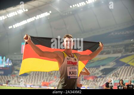 Jubel Sieger Niklas Kaul (Deutschland/Platz 1) mit Flagge. 1500 m Zehnkampf der Männer am 03.10.2019 Leichtathletik WM 2019 in Doha/Katar, vom 27.09. - 10.10.2019. | Verwendung weltweit Stockfoto