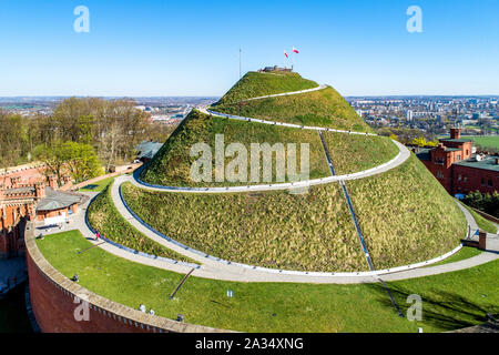 Kosciuszko Damm (kopiec Kościuszki). Sehenswürdigkeit in Krakau, Polen. Im Jahr 1823 errichteten Tadedeusz Kosciuszko zu gedenken. Umgeben von einer Zitadelle, errichtet b Stockfoto