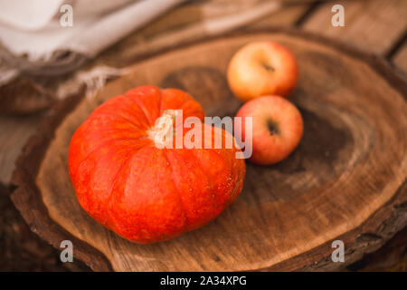 Halloween autmn Hintergrund mit Kürbisse mit Äpfel Stockfoto