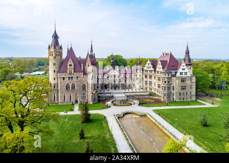 Eine fabelhafte historische Burg in Moszna in der Nähe von Oppeln, Schlesien, Polen. Im XVII Jahrhundert erbaut, von 1900 bis 1914 verlängert. Stockfoto