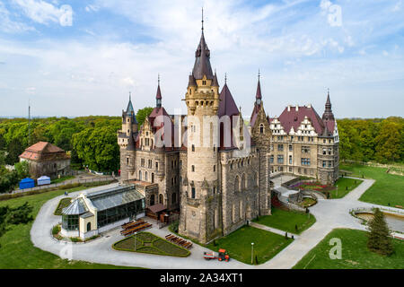 Eine fabelhafte historische Burg in Moszna in der Nähe von Oppeln, Schlesien, Polen. Im XVII Jahrhundert erbaut, von 1900 bis 1914 verlängert. Stockfoto