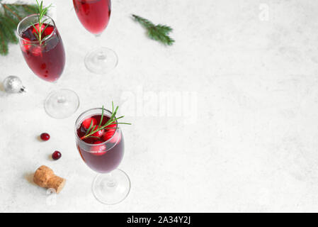 Weihnachten rote cranberry Mimosa mit Rosmarin auf weißem Hintergrund, kopieren. Cocktail mit Sekt für Weihnachten Morgen. Stockfoto